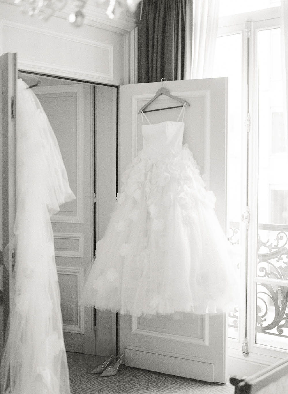 une mariée sur un canapé